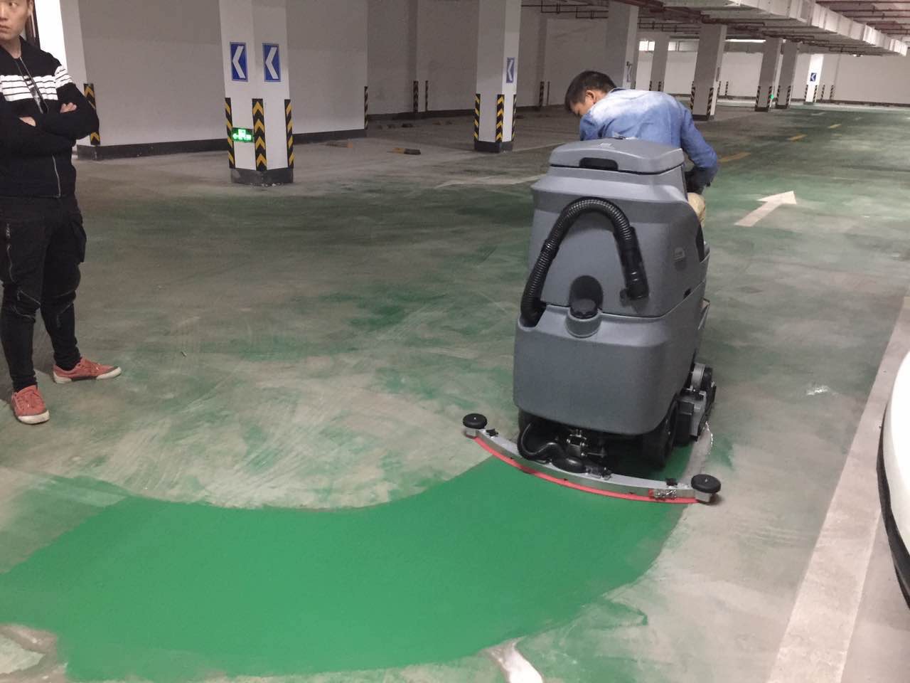 在使用電動駕駛式洗地機清潔地面時應(yīng)注意什么？