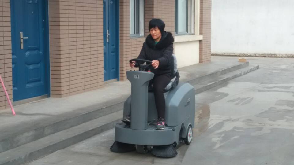 工廠使用駕駛式掃地機能省多少錢？
