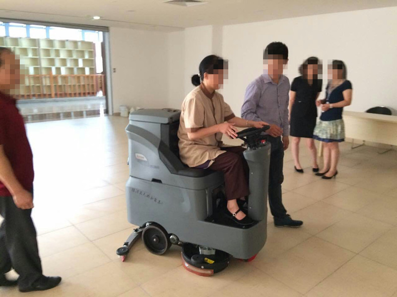 駕駛式洗地機，安全性高，效率高，噪音低，壽命長