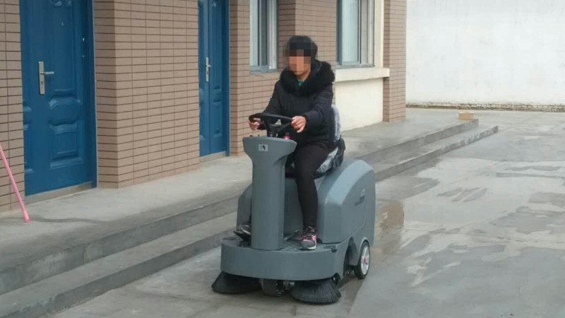駕駛式掃地機優(yōu)點分析和電瓶保養(yǎng)幾種小常識