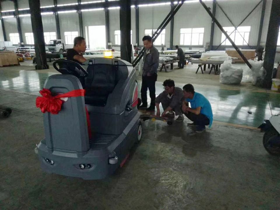 誰來解釋下；駕駛式洗地機(jī)的性價(jià)比比手推式洗地機(jī)高呢？