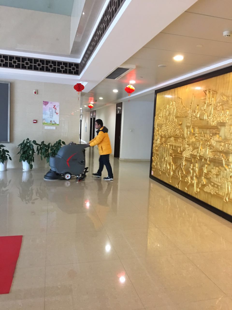 酒店可以使用電動(dòng)洗地機(jī)嗎？