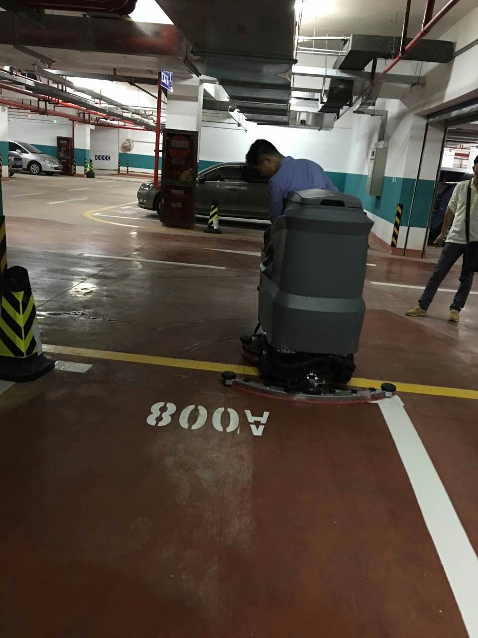 停車場(chǎng)地面清洗對(duì)于洗地機(jī)的設(shè)備要求