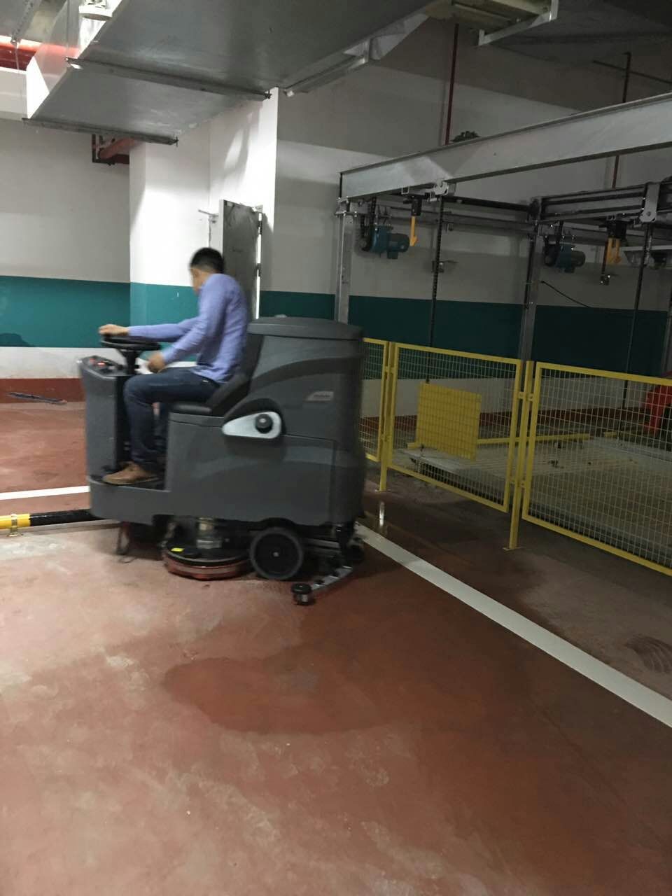 駕駛式洗地機(jī)出現(xiàn)故障有哪些原因，駕駛式洗地機(jī)該如何保養(yǎng)？