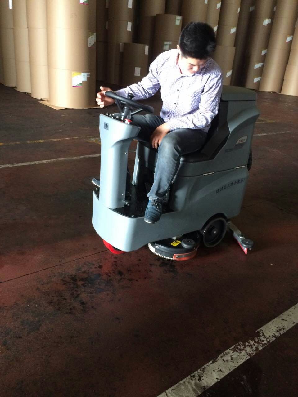 工廠選擇什么價格的全自動洗地機比較好？