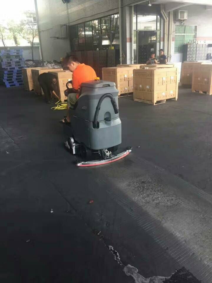 駕駛式全自動洗地機，保潔行業(yè)的神器！