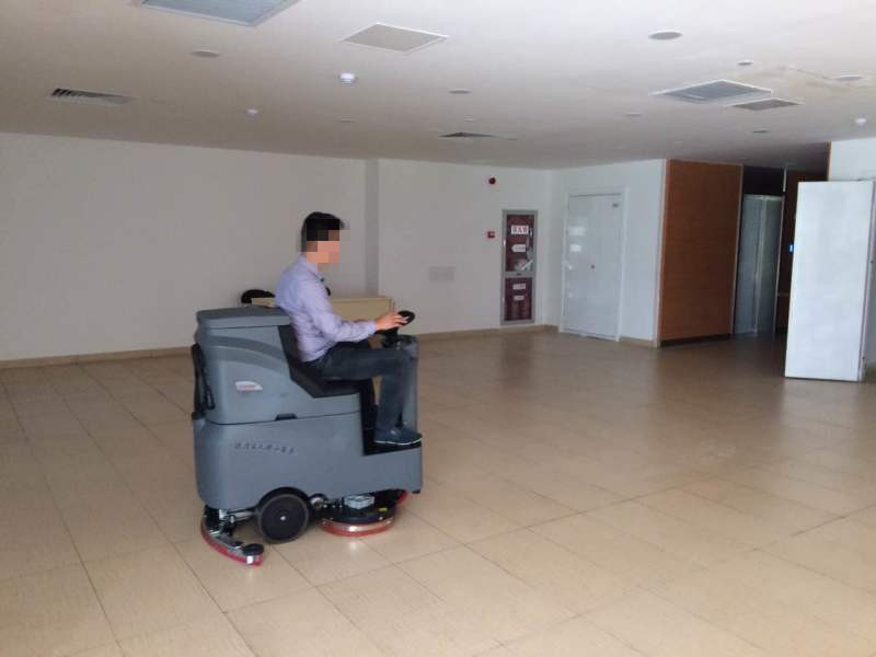 駕駛式洗地機在環(huán)境清潔中的獨具優(yōu)勢在哪里？