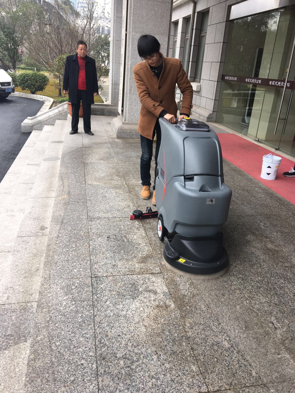全自動(dòng)洗地機(jī)能解決企業(yè)什么問(wèn)題？