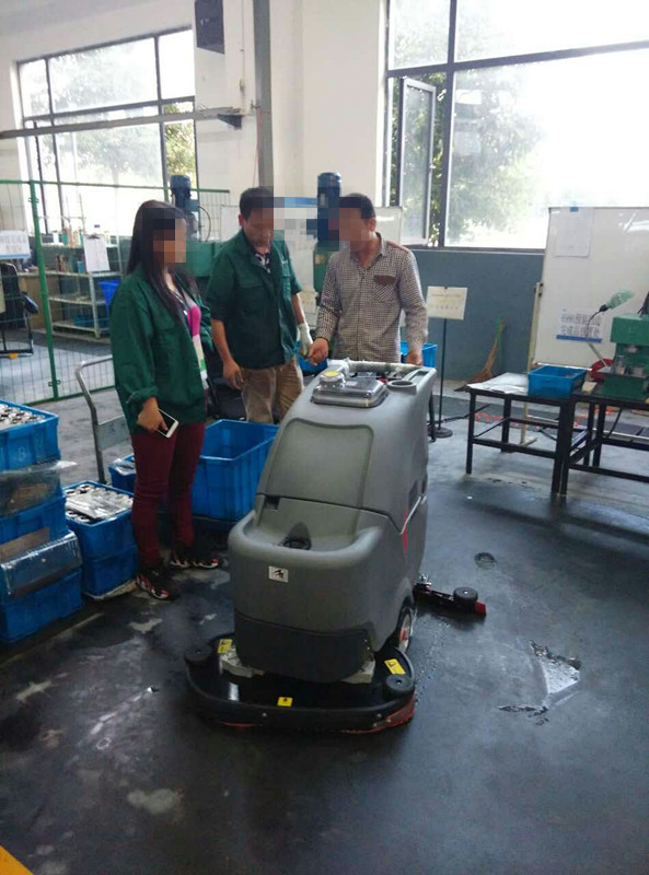 商場(chǎng)，超市選擇什么樣的全自動(dòng)洗地機(jī)做保潔比較合適?